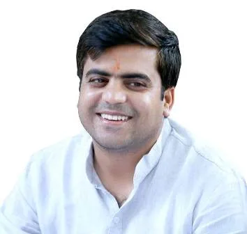 Tej Pratap Singh Yadav in his official Lok Sabha portrait as Member of Parliament for Mainpuri, Uttar Pradesh, in the 16th Lok Sabha (2014 to 2019); head-and-shoulders photograph on a white ground, in a white kurta with a tilak on his forehead